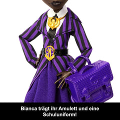 Monster High x Wednesday-Puppe mit Zubehör, Bianca Barclay-Sammelfigur in der Uniform der Nevermore Academy mit Sirenen-Amulett, Rucksack und Puppenständer, JDR71
