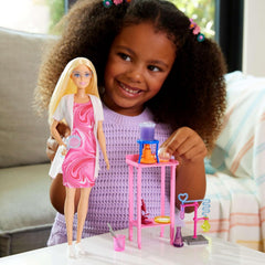 Barbie-Puppe Wissenschaftlerin und Zubehör mit Blonder Modepuppe, Labortisch, Mikroskop, Farbwechsel-Becherglas und Petrischale, JCR70