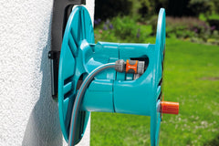 Rolă de furtun Gardena Classic de perete 60 cu rolă de ghidare a furtunului: Pentru montare ușoară pe perete, cu sistem anti-picurare, conexiune înclinată, capacitate mare, economie de spațiu (2650-88)