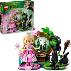 LEGO Wicked - Elphaba & Glinda Figuren - Spielzeug mit viel Zubehör, darunter EIN Besen, eine Krone, eine Handtasche und eine Fensterszene - Geschenk für Mädchen und Jungen ab 10 Jahren - 75682