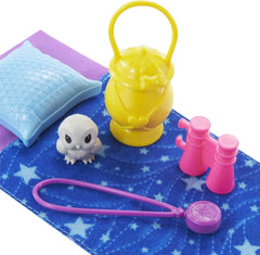Barbie Chelsea Serie, Chelsea Camping Puppe mit blonden Haaren, Haustier Eule, Schlafsack, Kissen, Laterne, Fernglas, Camping Zubehör, Geschenk für Kinder, Spielzeug ab 3 Jahre, HDF77