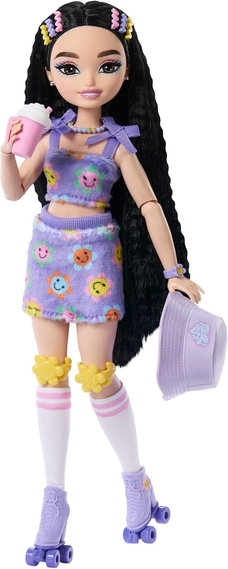 Păpușa Barbie Dream Besties și accesorii, Păpușă Barbie Renee la modă articulată cu patinaj pe role și păr negru, 12 accesorii tematice cu videoclipuri și mâncare, JFX99