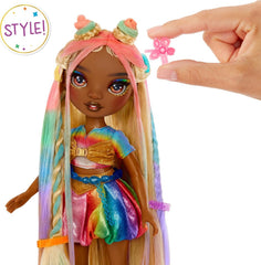 Păpușă Rainbow High Hair Chalk & Styling - Meline - Păpușă de 28 cm în culori curcubeu și auriu, cretă de păr lavabilă, colorare, coafare, joacă, clătire și repetiție, pentru copii cu vârsta cuprinsă între 4 și 12 ani