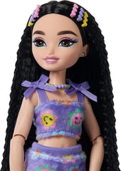 Păpușa Barbie Dream Besties și accesorii, Păpușă Barbie Renee la modă articulată cu patinaj pe role și păr negru, 12 accesorii tematice cu videoclipuri și mâncare, JFX99