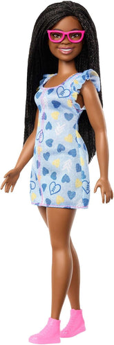 Barbie Fashionistas Puppe Nr. 229 mit Down-Syndrom in Herzchenkleid, entwickelt in Zusammenarbeit mit der National Down Syndrome Society, HYK14