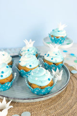 RUF Cupcakes Für Eis-Prinzessinen Und Prinzen, Mit Torten-Creme in Eisblau, Zucker-Eiskristallen Und Fondant Für Zuckerkronen, Inkl. 12 Backförmchen, 1 X 391G Glasuren und Dekor Naty Shop