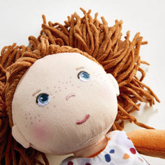 Păpușa HABA Malou - păpușă moale de 30 cm înălțime pentru joacă și îmbrățișare - Materiale moi și lavabile - Alternativă ideală la păpușile de pluș - Potrivită pentru copii de la 1,5 ani - 2010818001