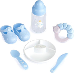 38 cm große realistische Babystoffpuppe mit offenen/geschlossenen Augen | JC Toys - Berenguer Boutique | 10-teiliges Geschenkset mit Flasche, Rassel, Schnuller & Zubehör | Blau | ab 2 Jahren.
