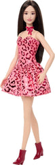 Păpușa Barbie Fashionistas nr. 246 într-o rochie roz, fără bretele, cu imprimeu leopard, cu păr negru și accesorii precum un colier cu fundă și cizme, JJN59