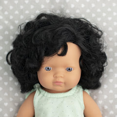 Miniland Dolls: europäische Babypuppe Mädchen mit schwarzen Locken, 38cm, aus weichem Vinyl, in transparenter Tüte. (31232)