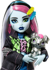 Monster High Frankie Stein-Puppe in Jeansjacke und Shorts, zum Lieferumfang gehören auch Ihr Hund Watzie und Zubehörteile wie EIN Rucksack, EIN Snack und EIN Notizbuch, HXH73