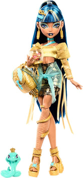 Monster High Cleo De Nile Puppe in goldener Bluse und mehrlagigem Rock, enthält Haustier-Kobra Hissette und Accessoires wie Rucksack, Snack und Papierrolle, HXH74