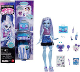Monster High Self-Scare Secrets Abbey Bominable Puppe und Zubehörset mit 13 realistischen Überraschungen wie Henna, Zeichnungen und Häkeleien, JHK44
