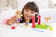 Barbie GTN62 - Chelsea-Karrierepuppe Blonde Chelsea-Puppe und Hundetrainerin-Spielset, Spielzeug ab 3 Jahren