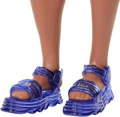 Barbie Fashionistas Ken-Puppe Nr. 220 mit Hörgeräten und breiter Körperform in einem abnehmbaren Shirt mit orangefarbenem Muster, Shorts und Plateau-Sandalen, HRH23