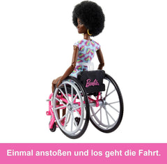 Barbie Fashionistas, mit schwarzen Haaren, im Rollstuhl mit farbigem Overall, Rollstuhl mit Rampe, inkl. Puppe, Geschenk für Kinder, Spielzeug ab 3 Jahre,HJT14