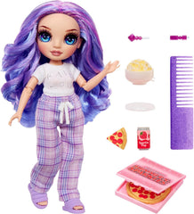 Păpușă Rainbow High Junior High PJ Party - Violet (Mov) - 22 cm cu salopetă moale, papuci și accesorii de joacă - Jucărie pentru copii - Ideală pentru 4-12 ani