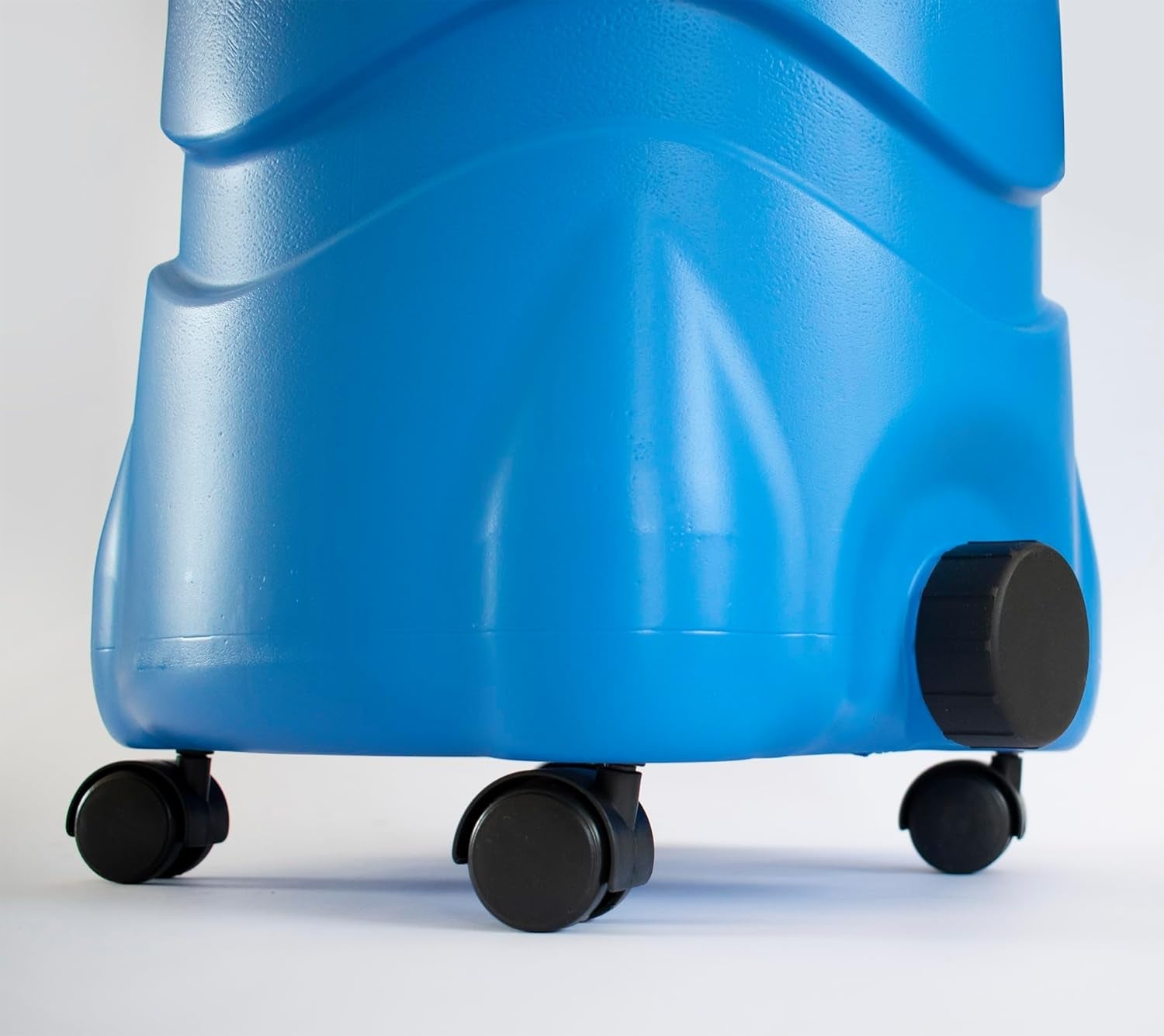 Aspirator de piscină LAVOR SWIMMY, pentru curățarea practică a tuturor tipurilor de piscine. 1600 wați max, 27 kPa, 70 l/s, rezervor de 35 litri