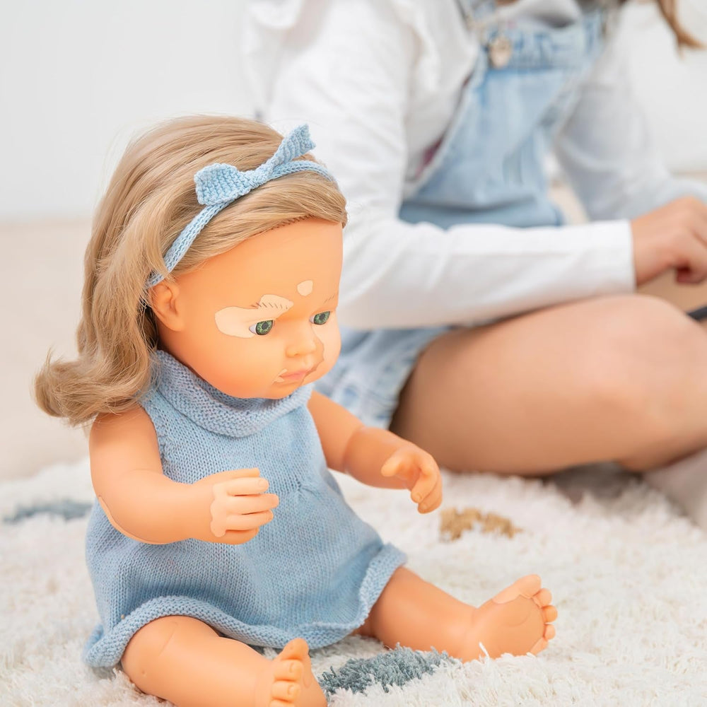 Miniland: Kaukasische dunkelblonde Babypuppe mit Vitiligo, 38cm, handgefertigt in Spanien aus weichem Vinyl Puppen.