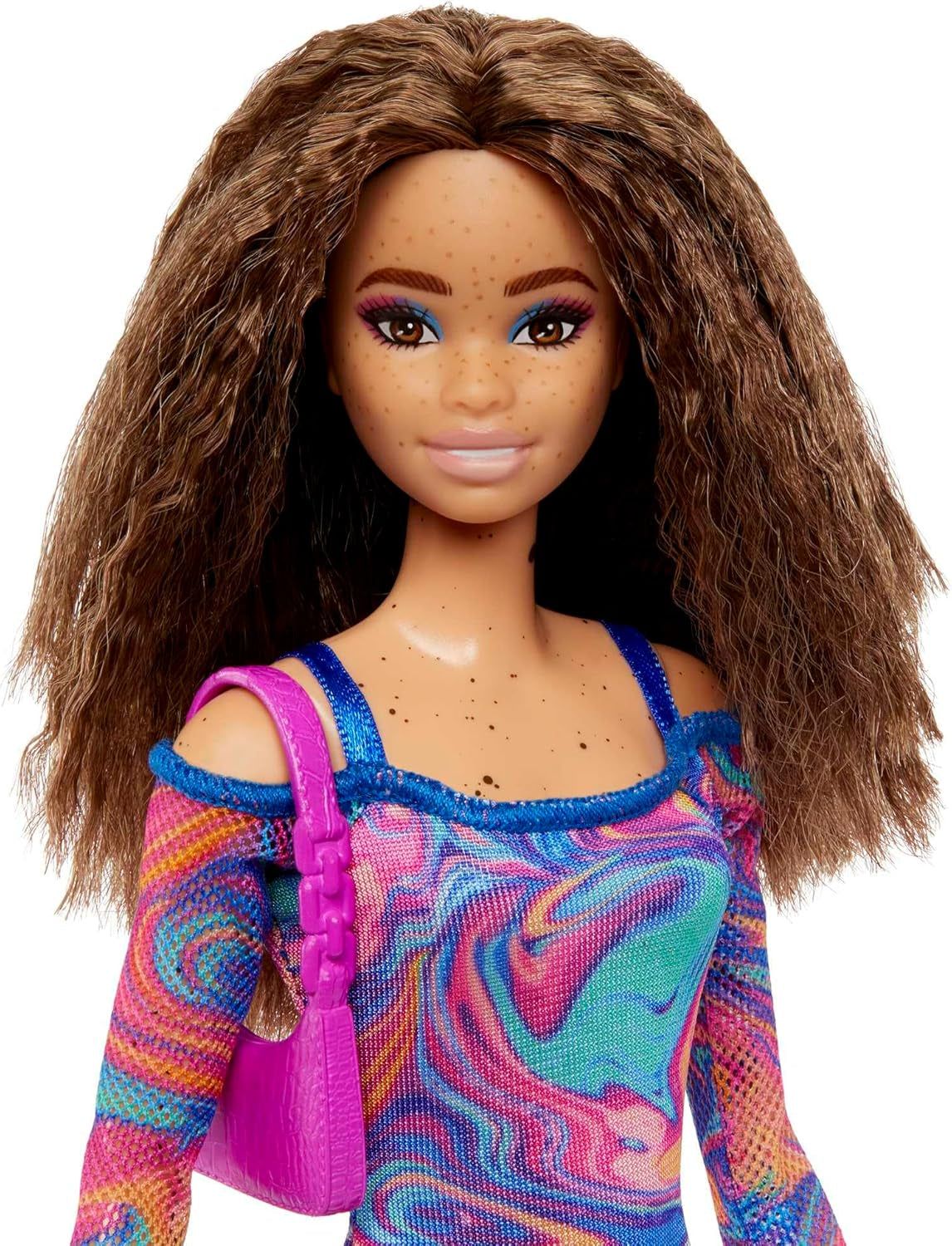 Păpușa Barbie Fashionistas nr. 206 - Păr ondulat și pistrui - Rochie modernă cu marmură curcubeu, geantă de umăr și pantofi verzi - pentru copii cu vârsta de 3 ani și peste, HJT03