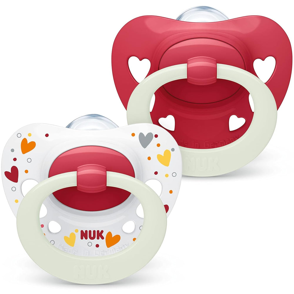 Suzete NUK Signature pentru bebeluși | 0-6 luni | Calmează 95% dintre bebeluși | Suzete din silicon în formă de inimă, fără BPA | Cu husă | Inimioare roz | Pachet de 2