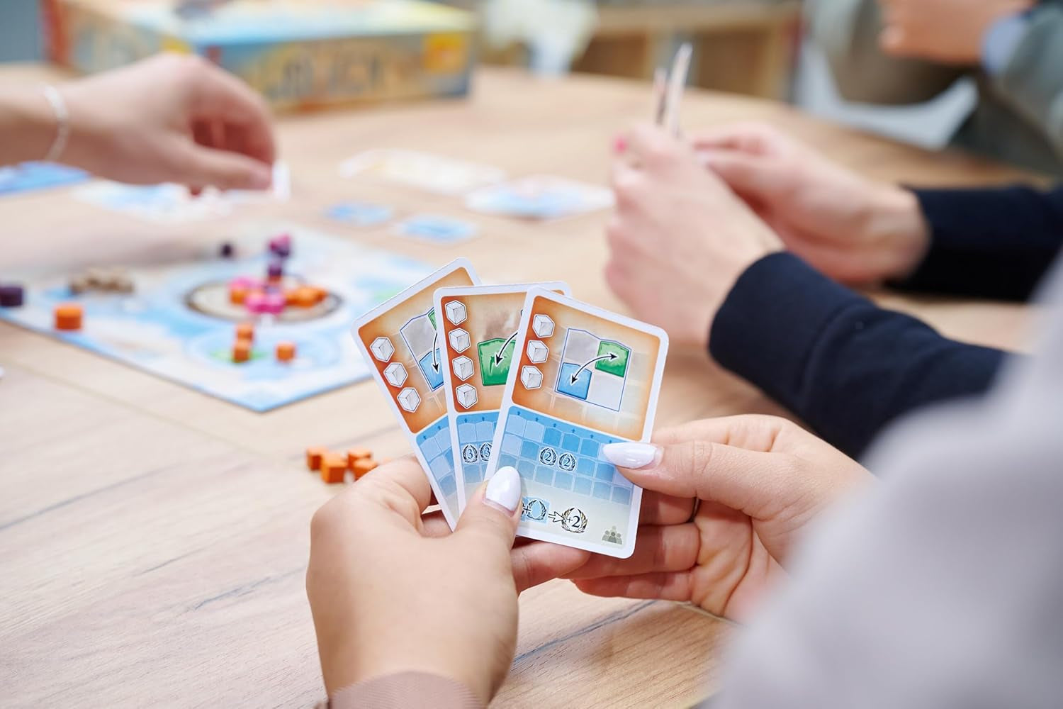 Zoch Above the Clouds – ein strategisches Zugvogelrennen mit Manöverkarten, interessanten Flugformationen, klugem Timing, ein Brettspiel für Strategiebegeisterte und Familien, Kinder und Erwachsene ab 10 Jahren