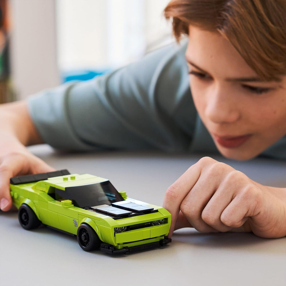 LEGO Speed Champions Dodge Challenger SRT Hellcat Sportwagen - Spielzeugauto mit 1 Minifigur zum Sammeln - Kreatives Rennauto - Rennauto zum Bauen - Geschenk für Jungen, Mädchen ab 9 Jahren 77237