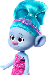 Mattel DREAMWORKS TROLLS Gemeinsam Stark – Haarige Überraschungen Chenille Puppe mit leuchtend blauem Haar zum Stylen, lila Stirnband, für Kinder ab 3 Jahren, HNF15