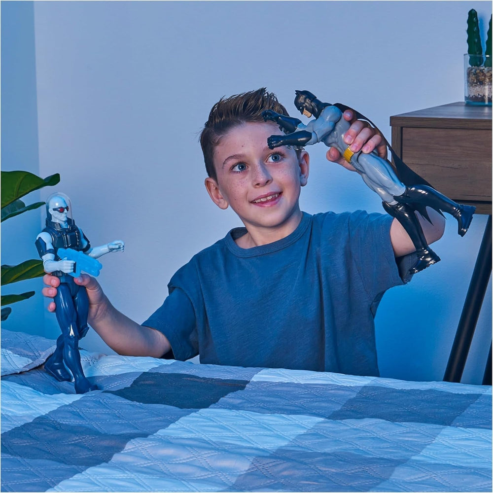 Batman S1 Actionfigur, 30 cm hoch, voll beweglich für spannende Abenteuer und actiongeladene Stunts, Spielzeug für Kinder ab 4 Jahren, Actionfiguren im Original-Comic-Design Naty Shop