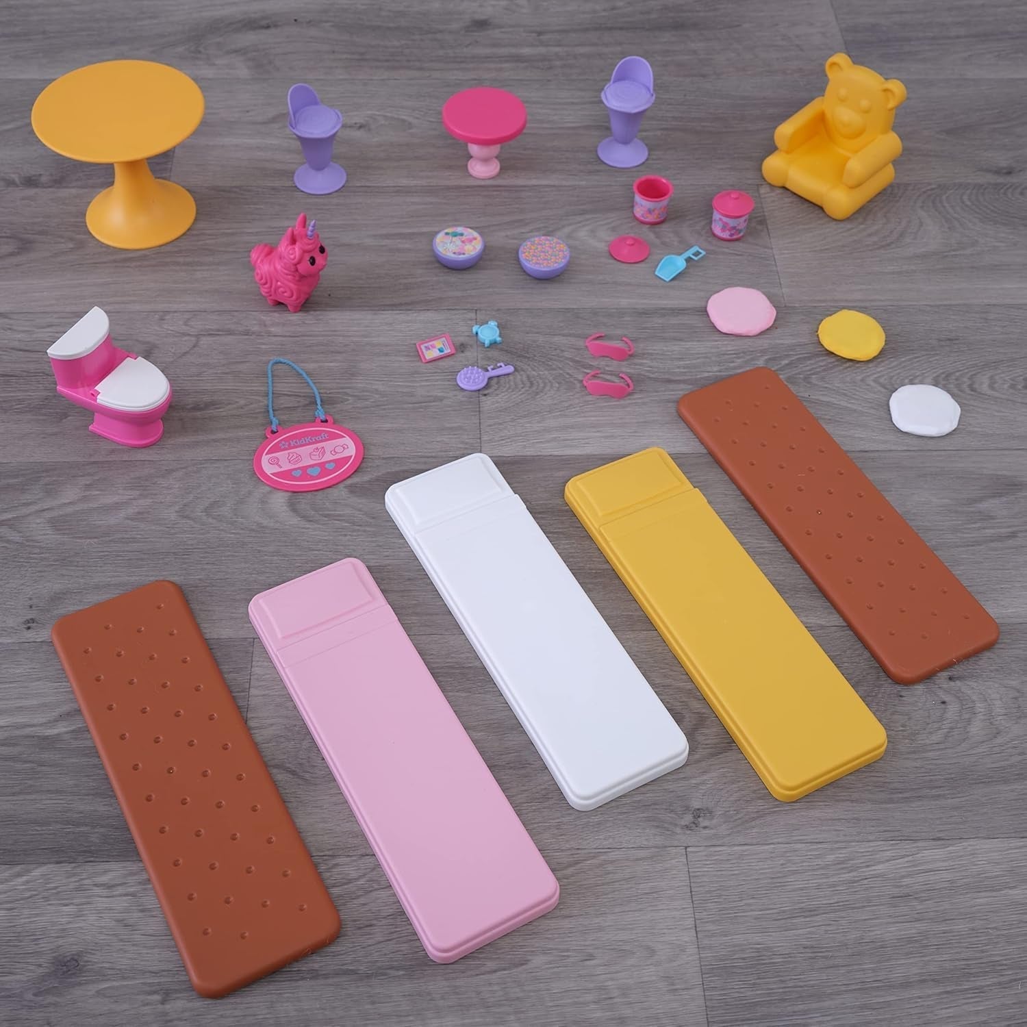 Casă de păpuși din lemn Kidkraft Candy Castle cu mobilier și accesorii, casă cu figurină Llama Unicorn, lift pentru tort de înghețată și scaun de cauciuc pentru păpuși, jucărie pentru copii de la 3 ani, 20242 Casute de papusi Naty Shop