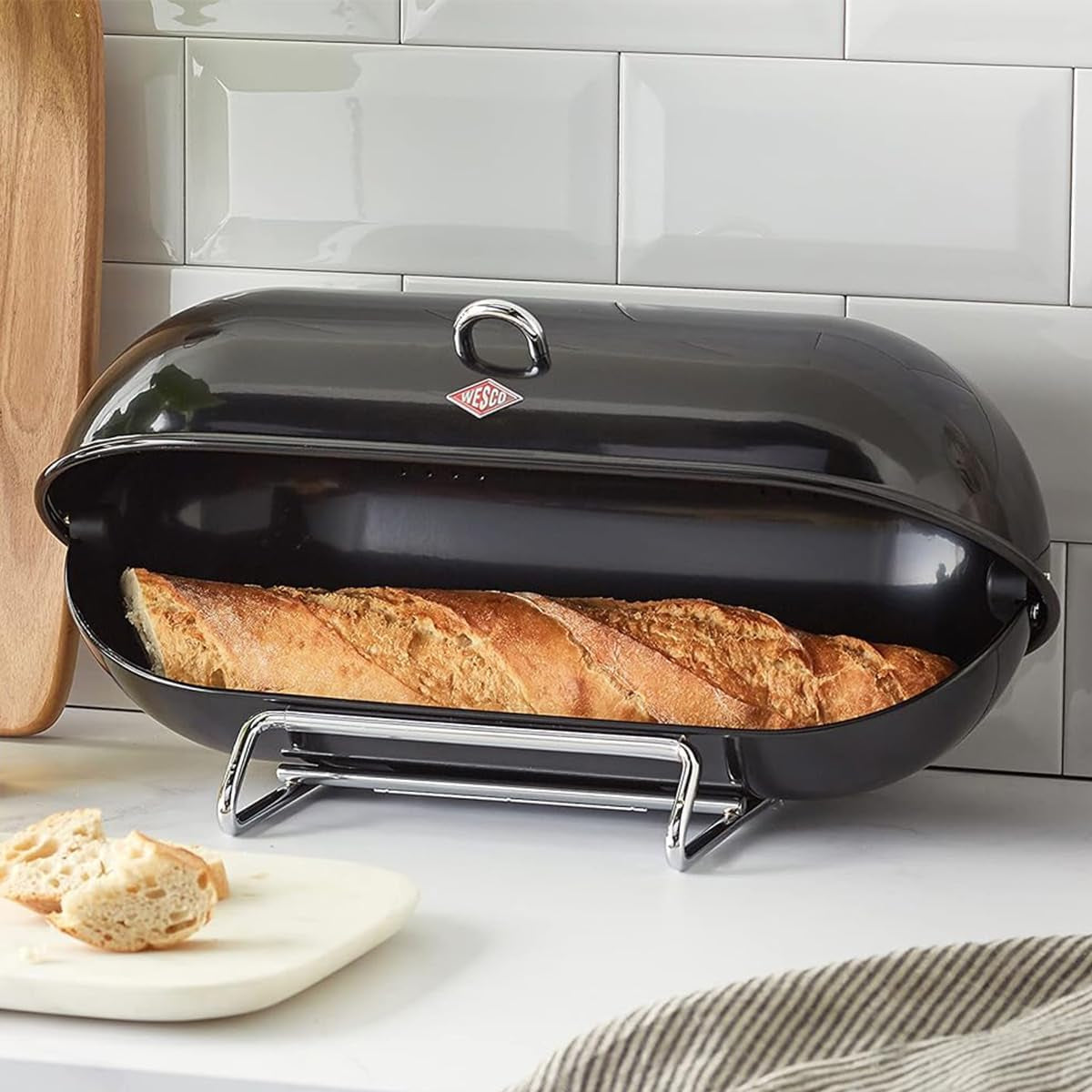 Coș pentru pâine WESCO Breadboy cu capac articulat fără zăngănit, de culoare roșie, din tablă de oțel acoperită cu pulbere, găuri de ventilație și mâner robust Cutii depozitare alimente Naty Shop