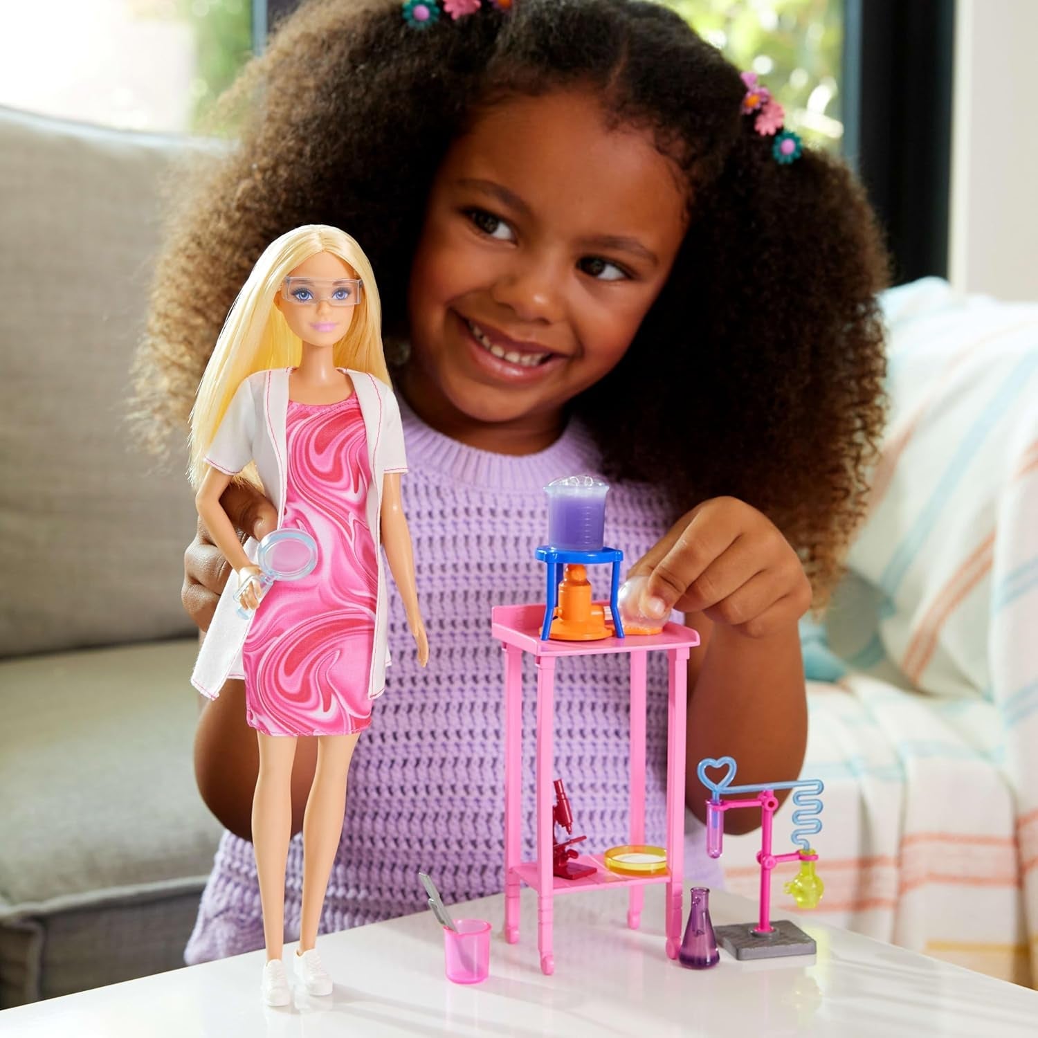 Barbie-Puppe Wissenschaftlerin und Zubehör mit Blonder Modepuppe, Labortisch, Mikroskop, Farbwechsel-Becherglas und Petrischale, JCR70
