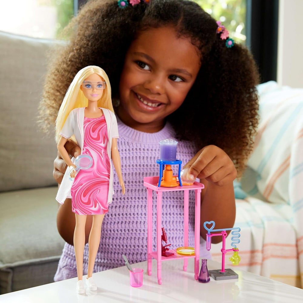 Barbie-Puppe Wissenschaftlerin und Zubehör mit Blonder Modepuppe, Labortisch, Mikroskop, Farbwechsel-Becherglas und Petrischale, JCR70