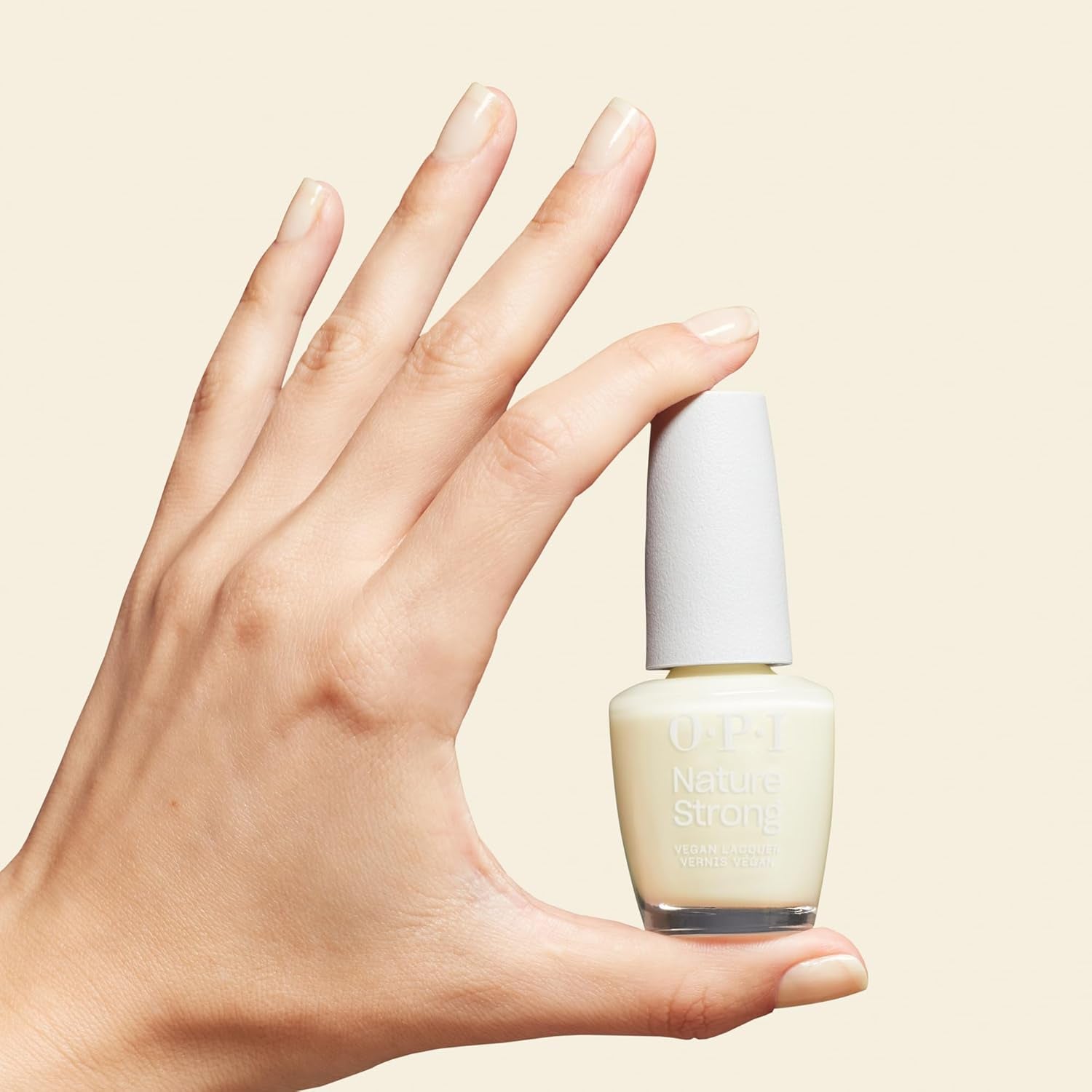 OPI Nature Strong Cauliflower Power - Oja Albă - Strălucire Intensă și Rezistență de 7 Zile | Culoare de Lungă Durată pentru Unghiile Tale | 15 ml