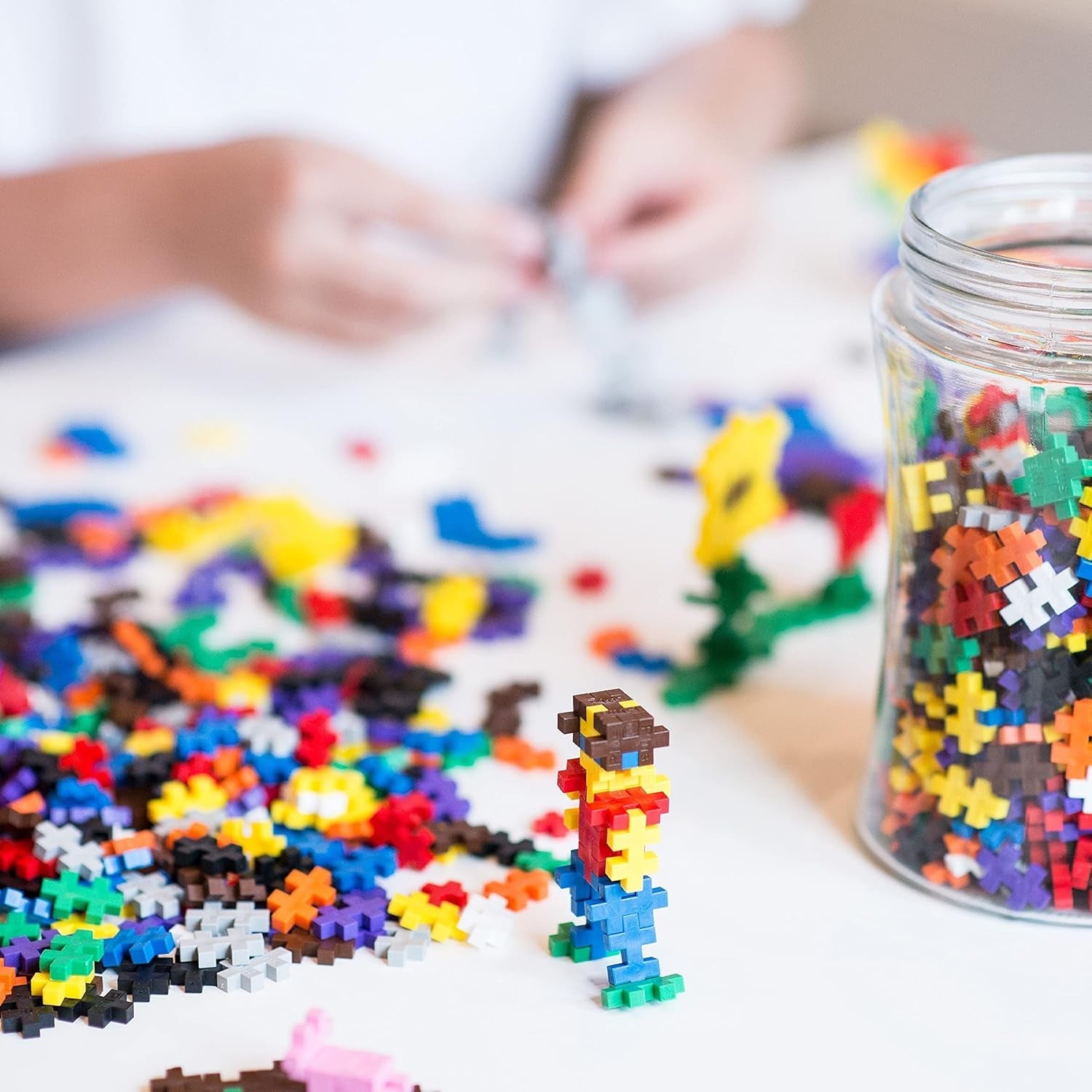 Plus-Plus 7265 Geniales Konstruktionsspielzeug, Farben-Mix, Bundle aus 4 verschiedenen Kreativ-Bausteine Tubes inkl. Bauplatte, 400 Teile, Mischfarben