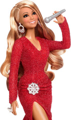 Barbie Mariah Carey - Sammelpuppe mit glänzender roter Robe, Rüschen, Schlitz, glamouröse Locken, silberfarbene Accessoires, rote High Heels, Weihnachtstradition, Dekoration, HJX17