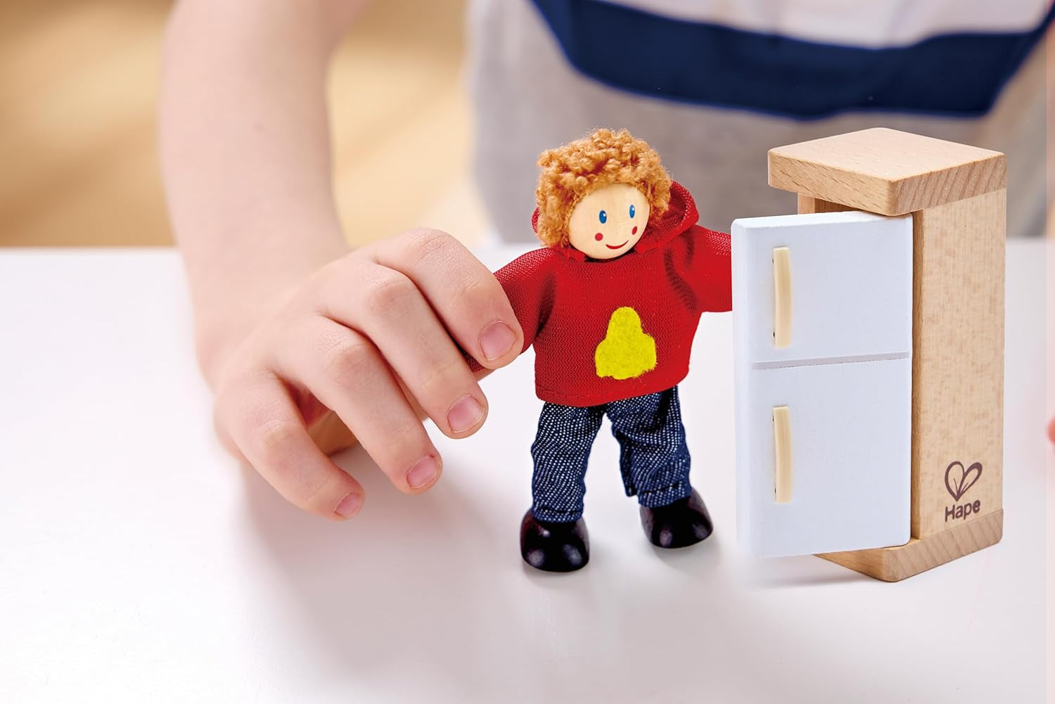 Hape Puppenfamilie Preisgekröntes Puppenfamilien-Set, einzigartiges Zubehör für Puppenhäuser aus Holz, Fantasie-Spiel, 6 Puppenfamilien-Mitglieder, für Kinder ab 3 Jahren