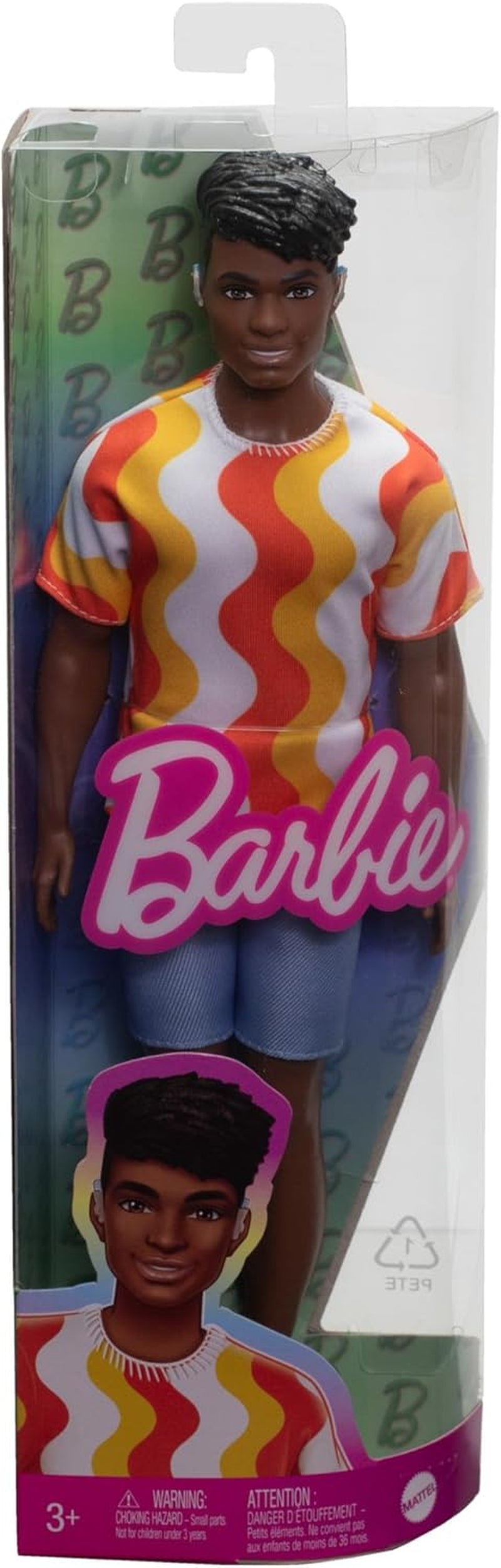 Barbie Fashionistas Ken-Puppe Nr. 220 mit Hörgeräten und breiter Körperform in einem abnehmbaren Shirt mit orangefarbenem Muster, Shorts und Plateau-Sandalen, HRH23