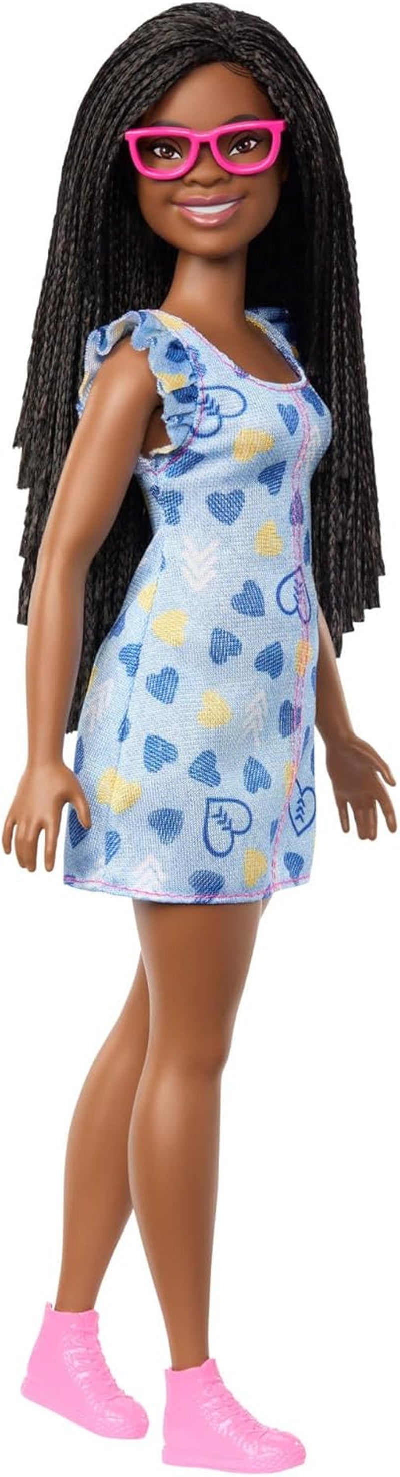 Păpușa Barbie Fashionistas nr. 229 cu sindrom Down, într-o rochie cu model de inimă, dezvoltată în colaborare cu Societatea Națională pentru Sindromul Down, HYK14