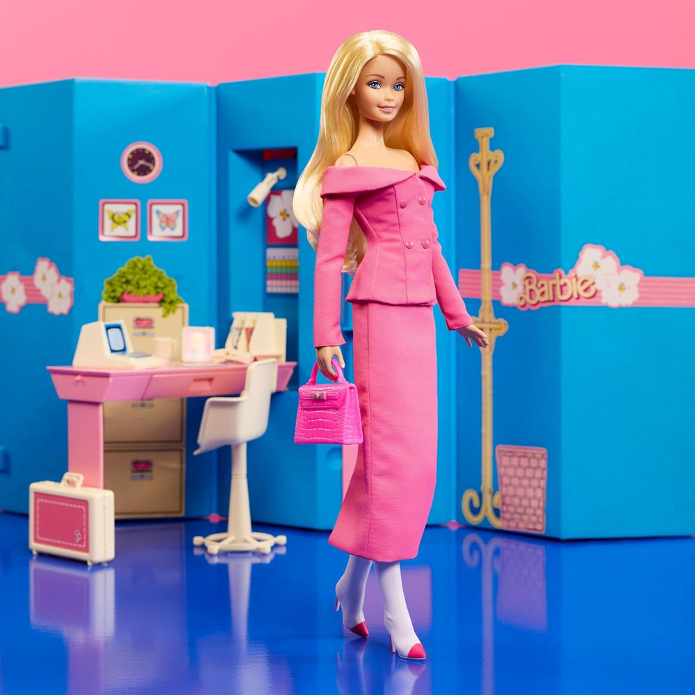 Barbie Signature gestylt von Andrew Mukamal Modepuppe, Sammelpuppe mit 3 Day-to-Night Looks und Accessoires, mit Puppenständer, JBH81
