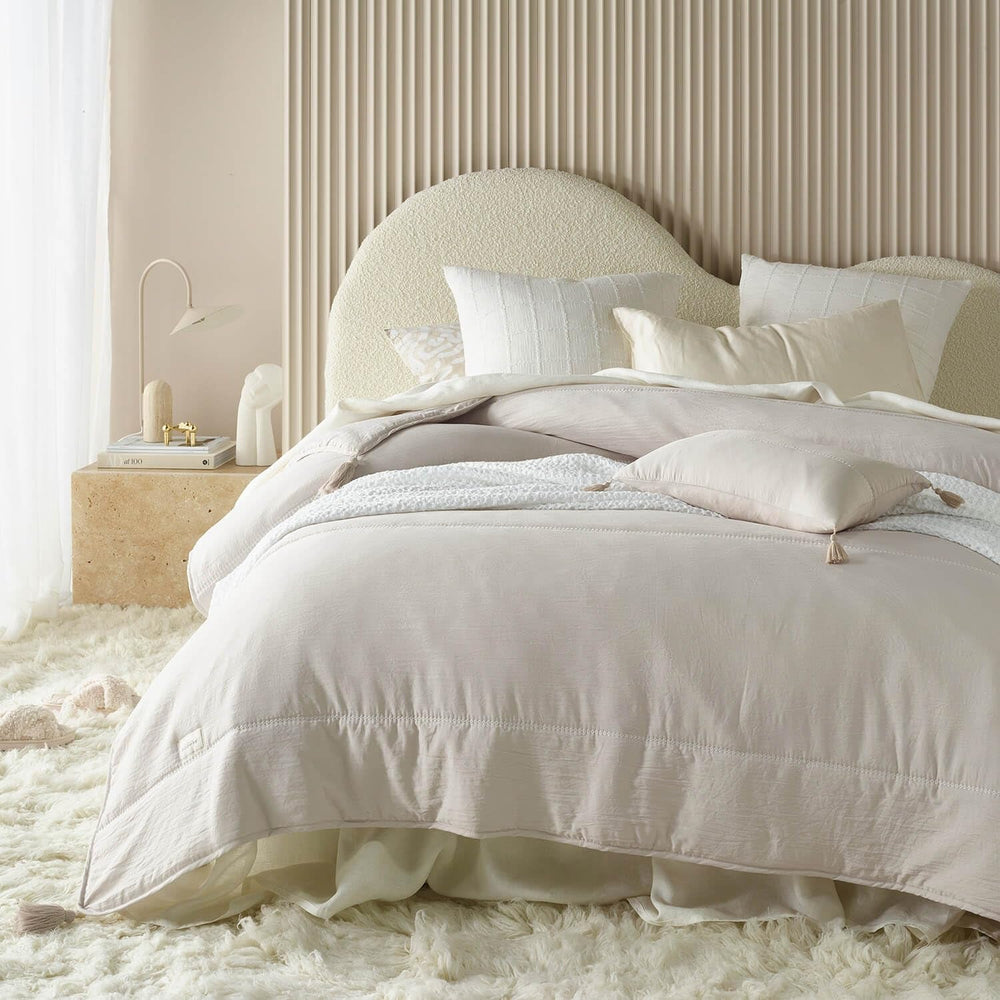 ROOM99 Noemi Cuvertură de pat elegantă în crem 170 X 210 Cm Cuvertură de pat versatilă ca cuvertură de pat sau canapea Pătură de aruncat pentru pat și canapea Stilul quilt Ideal ca cuvertură de pat Paturi si Cuverturi Besuche den ROOM99-Store Bej 200X220