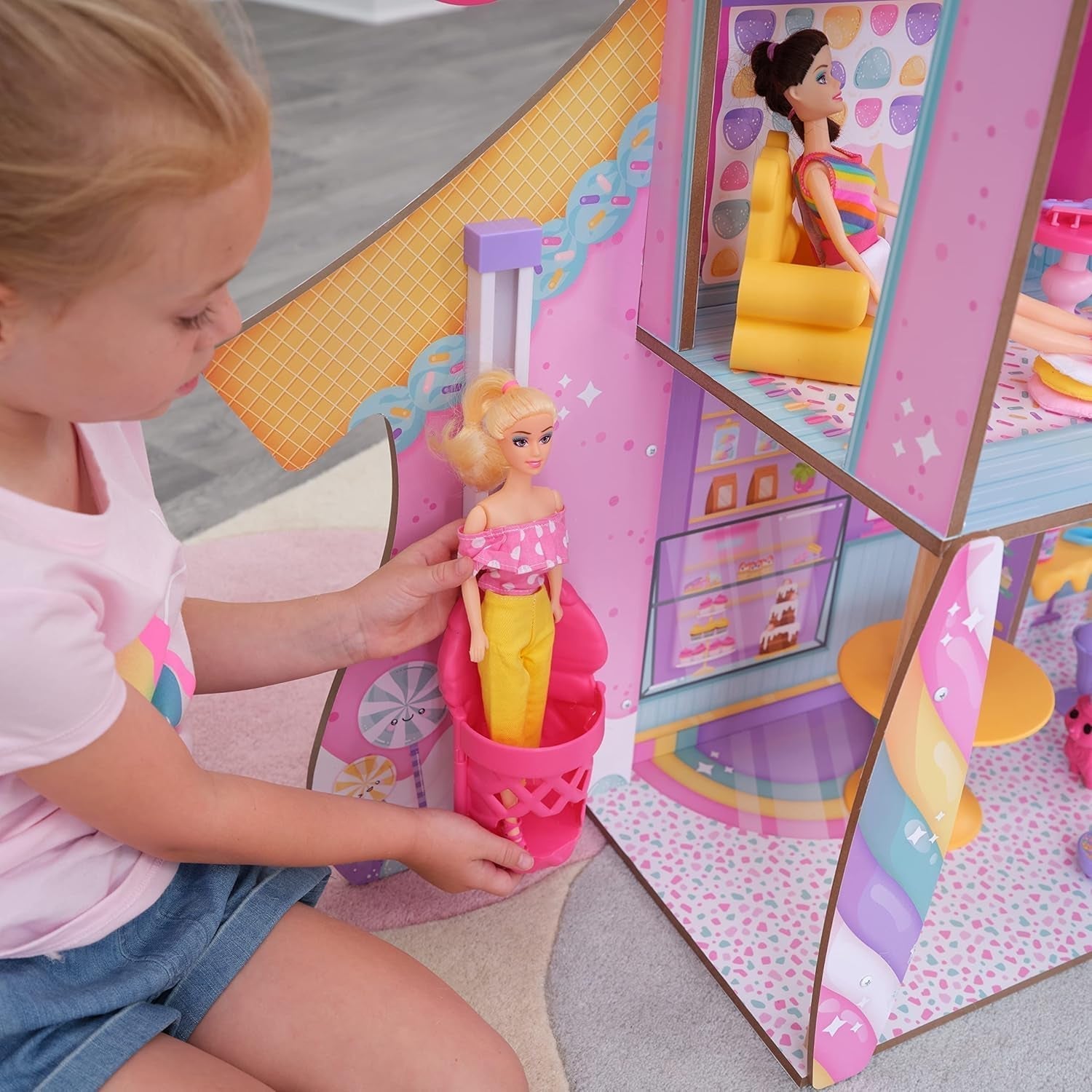Casă de păpuși din lemn Kidkraft Candy Castle cu mobilier și accesorii, casă cu figurină Llama Unicorn, lift pentru tort de înghețată și scaun de cauciuc pentru păpuși, jucărie pentru copii de la 3 ani, 20242 Casute de papusi Naty Shop