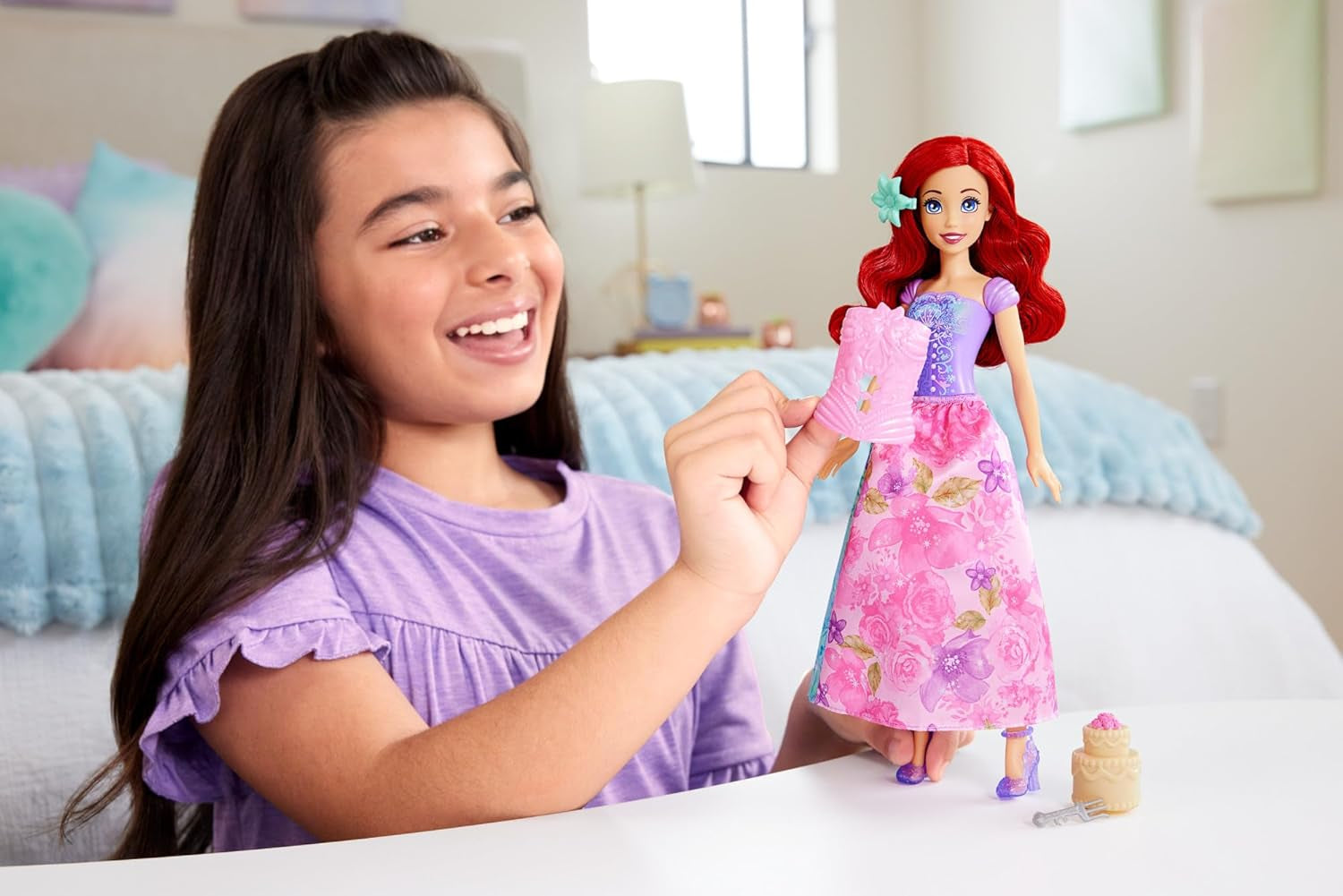 Set de păpușă la modă Mattel Disney Princess Ariel, Spin & Reveal, cu 11 surprize, inclusiv 5 accesorii, 5 stickere și o scenă de joacă, inspirată de filmul HTV88