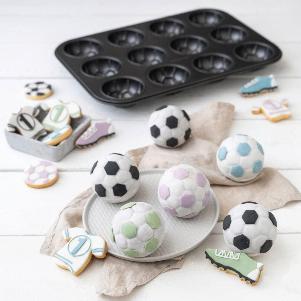 Zenker 12Er Muffinform – Muffinbackblech Für Muffins Und Cupcakes Aus Der Serie Soccer Baking– Hitzebeständiges 12Er Muffinblech Mit Antihaftbeschichtung, Schwarz Formen und Bleche zum Backen Naty Shop