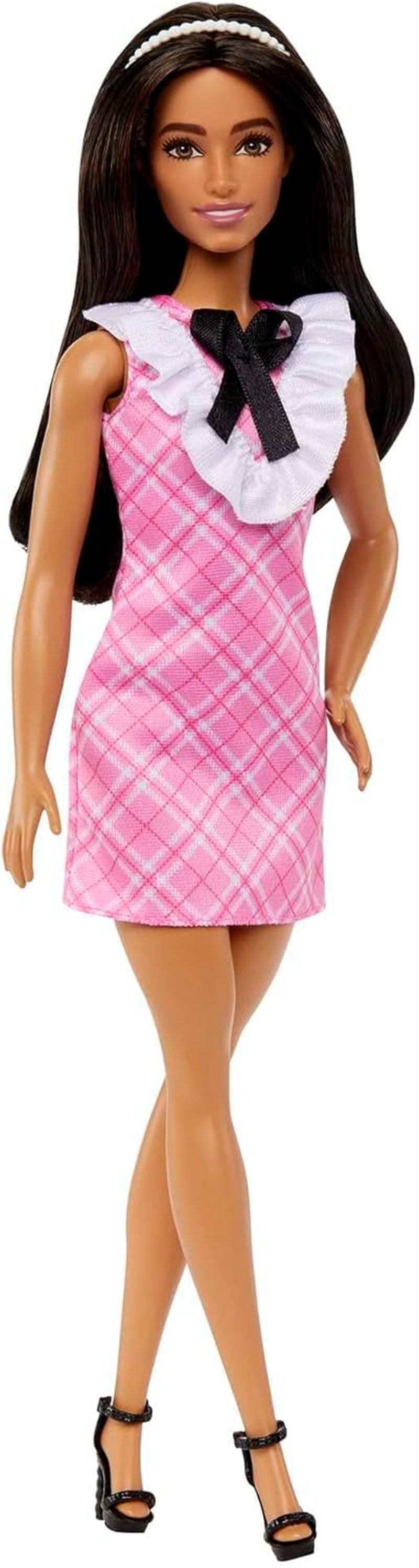 Barbie Fashionistas - Sportliche Puppe mit schwarzem Haar und perlenähnlichem Haarreifen, trägt rosafarbenes Karokleid mit schwarzer Schleife und gerüschtem Kragen, für Kinder ab 3 Jahren, HJT06