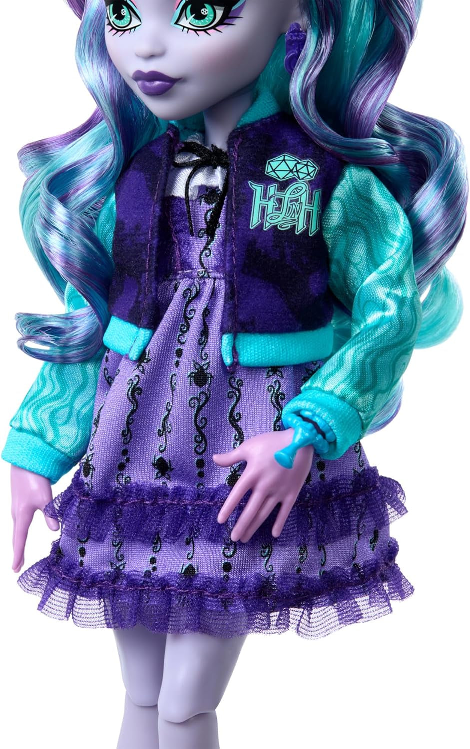 Monster High Fearbook Twyla Set aus Puppe und Zubehör mit Filmclub-Thema, Collegejacke, Jahrbuch, Brettspiel und Keksen, HXW31