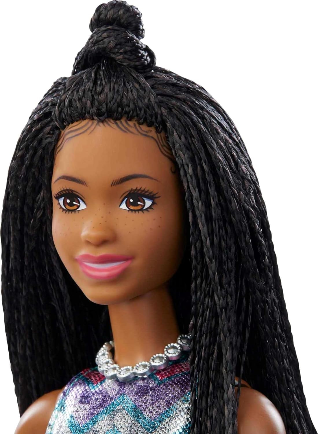 Barbie GYJ22 - Bühne frei für große Träume Brooklyn Puppe (ca. 30 cm, braune Zöpfe) mit Melodien aus dem Film, Lichtern, Mikrofon und Accessoires, Geschenk für Kinder ab 3 Jahren