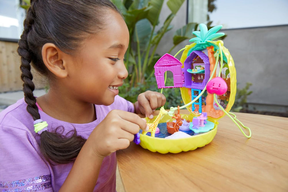 Polly Pocket GKJ64 - Pineapple Pocket Compact, portabil, cu 8 funcții distractive, păpuși Polly și Lila, 2 accesorii și foaie cu stickere; jucărie pentru copii cu vârsta de 4 ani și peste