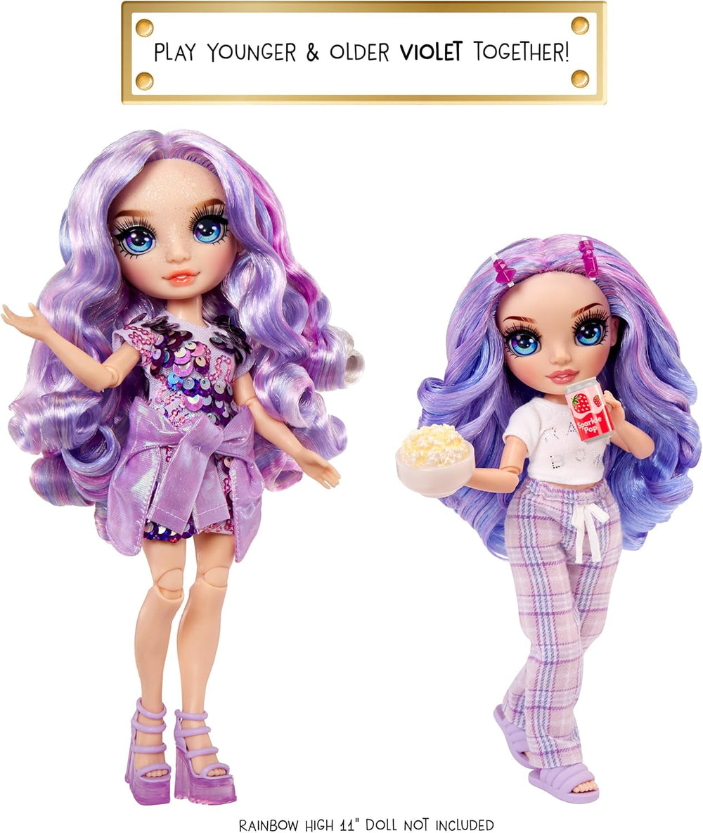 Păpușă Rainbow High Junior High PJ Party - Violet (Mov) - 22 cm cu salopetă moale, papuci și accesorii de joacă - Jucărie pentru copii - Ideală pentru 4-12 ani