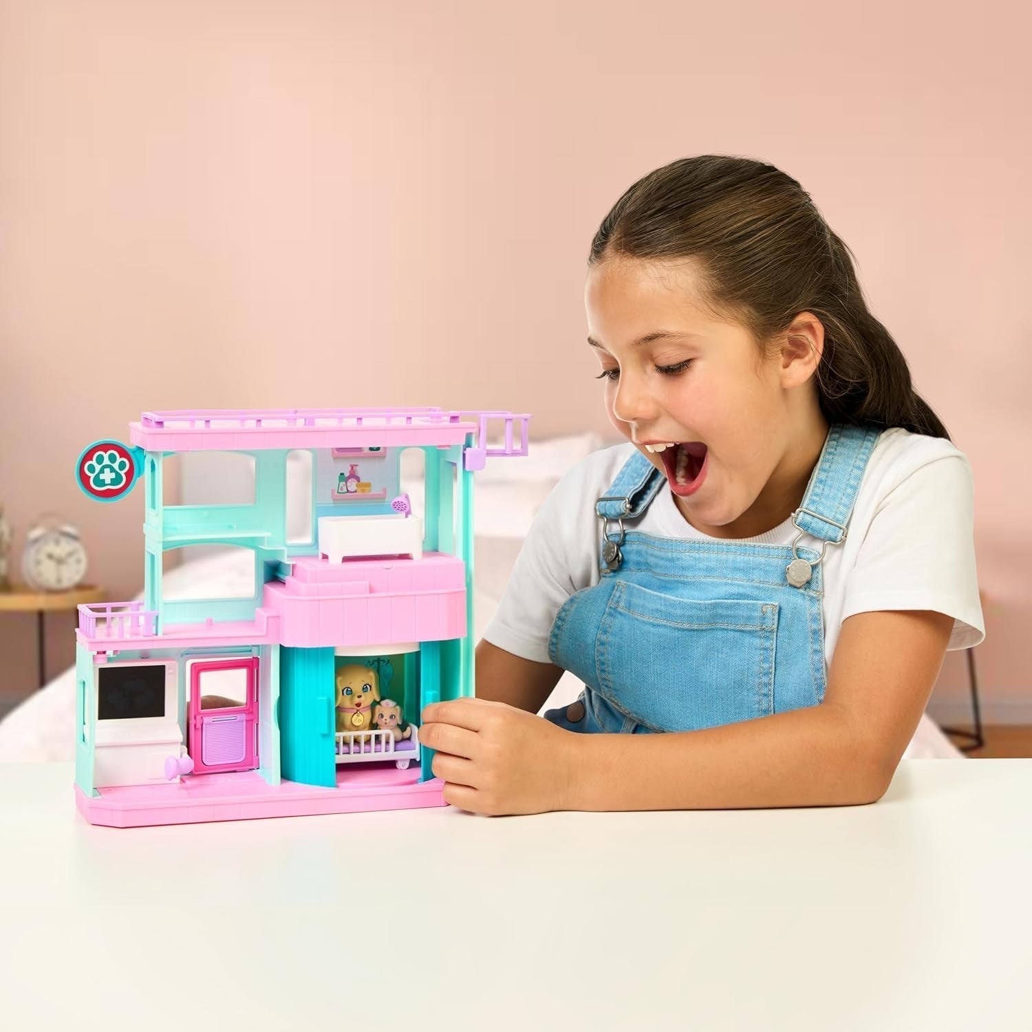 Little Live Pets Mama Surprise Families Baby Clinic-Spielset, 3 Retriever-Welpen enthalten, magisches, doppelseitiges Spielset (27,8 cm B, 23,8 cm H). Füttern, Baden und Spielen, Geschenk für Kinder Actionfiguren Naty Shop